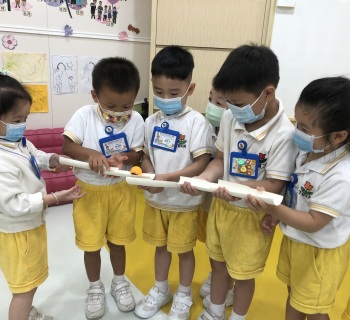 11.我們在合作運送乒乓球