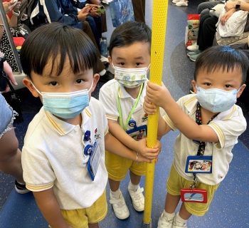 17.車箱內要緊握扶手