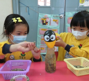 12一起合作幫助烏鴉喝水